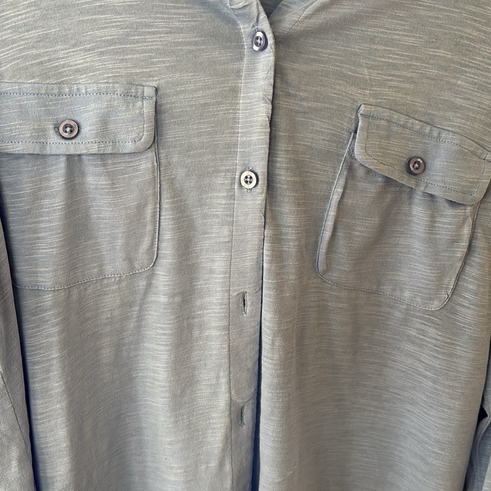 Chico's Blue Button Front 2 Front Pocket Shirt Size 2 - Picture 3 of 8